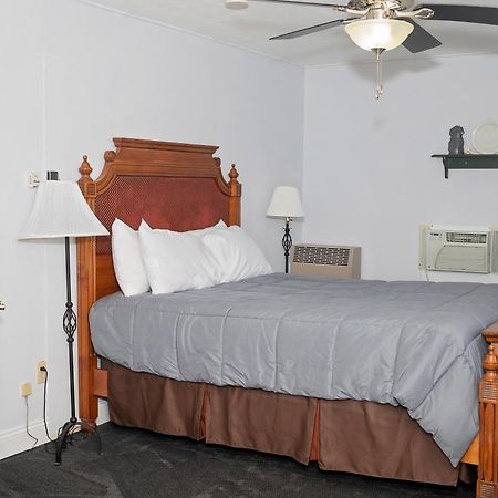 Longhouse Lodge Motel Watkins Glen Bagian luar foto