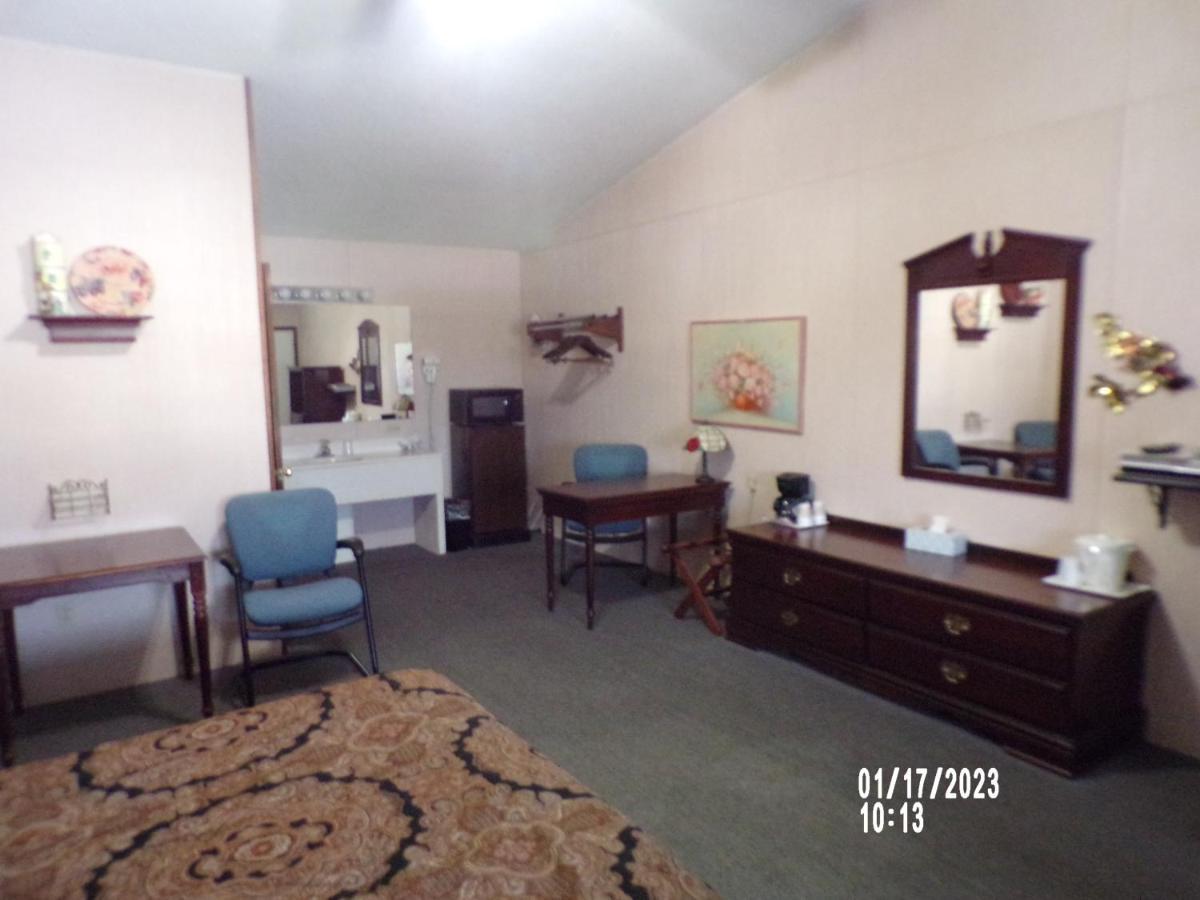 Longhouse Lodge Motel Watkins Glen Bagian luar foto