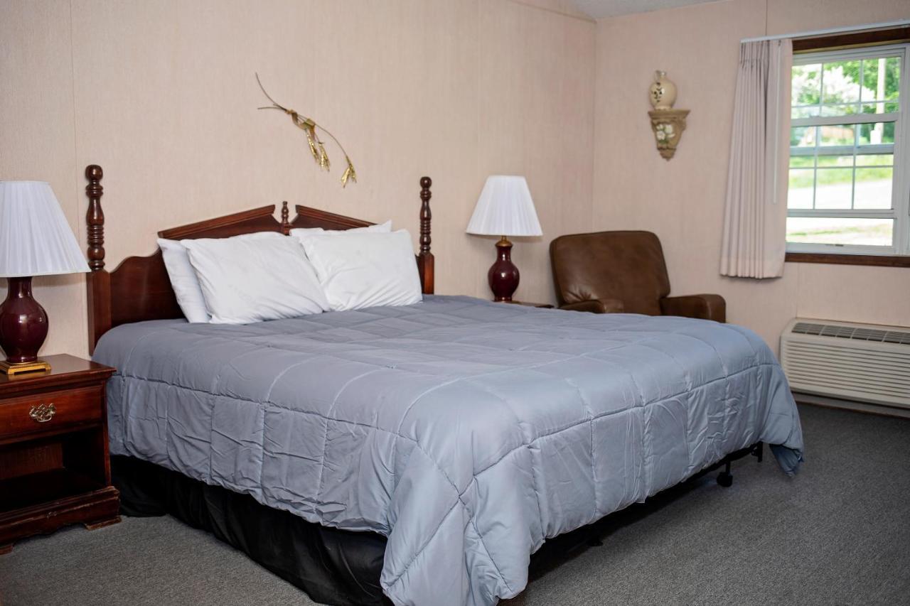 Longhouse Lodge Motel Watkins Glen Bagian luar foto