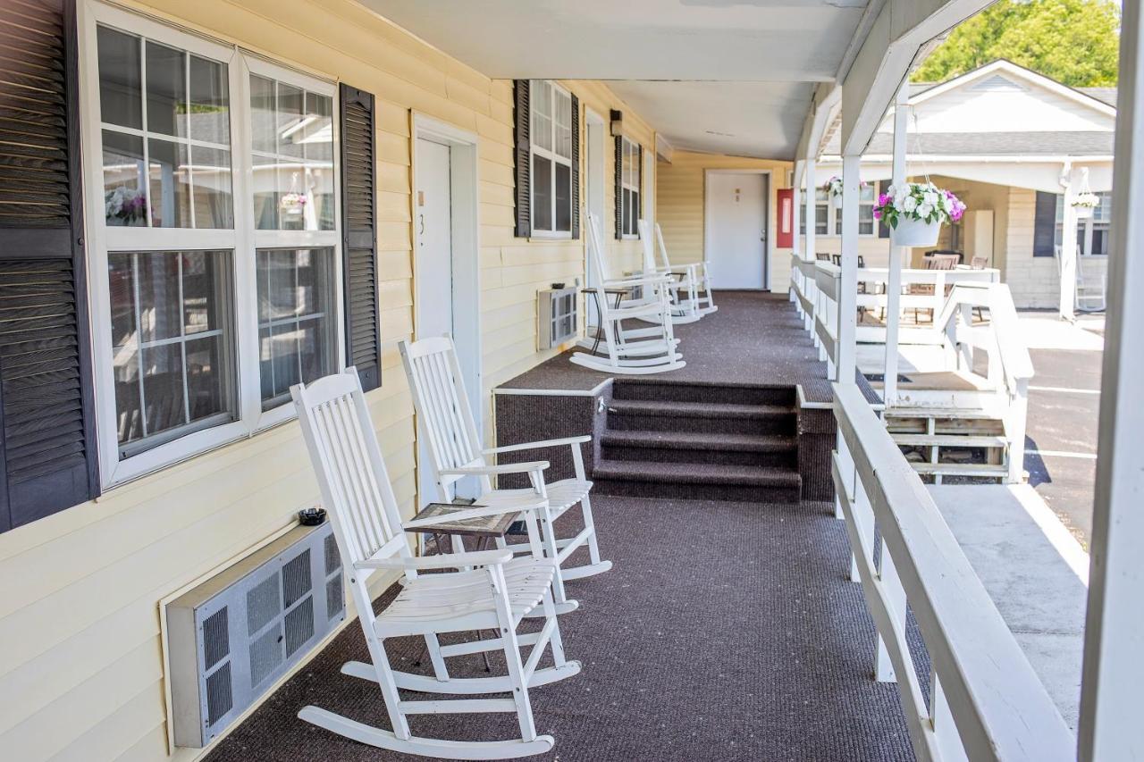 Longhouse Lodge Motel Watkins Glen Bagian luar foto