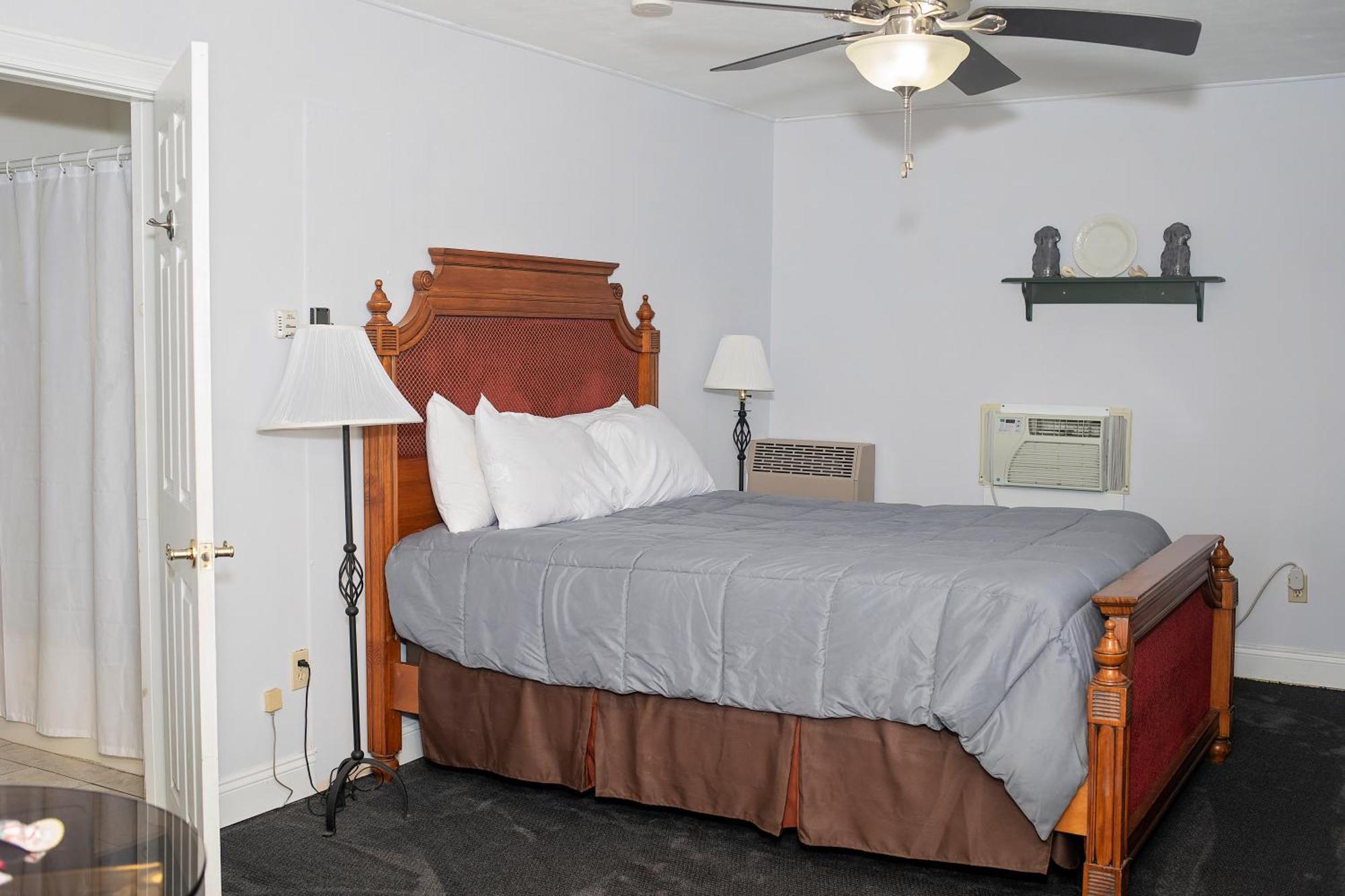 Longhouse Lodge Motel Watkins Glen Bagian luar foto