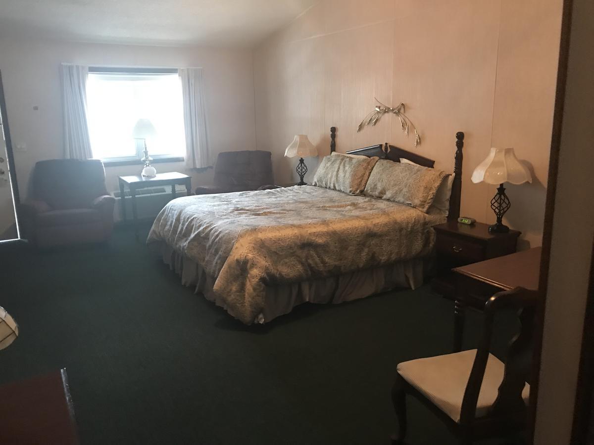 Longhouse Lodge Motel Watkins Glen Bagian luar foto