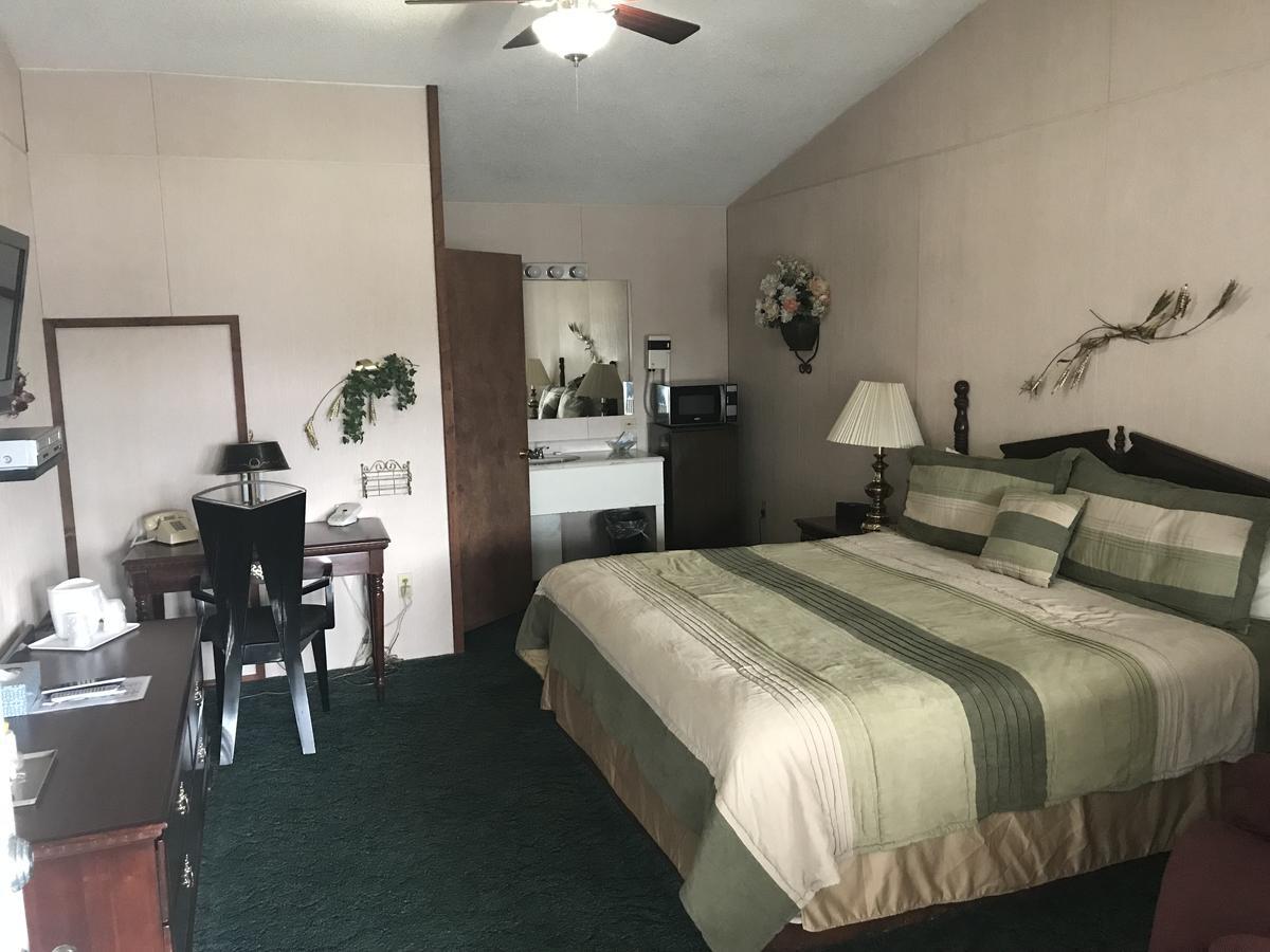 Longhouse Lodge Motel Watkins Glen Bagian luar foto