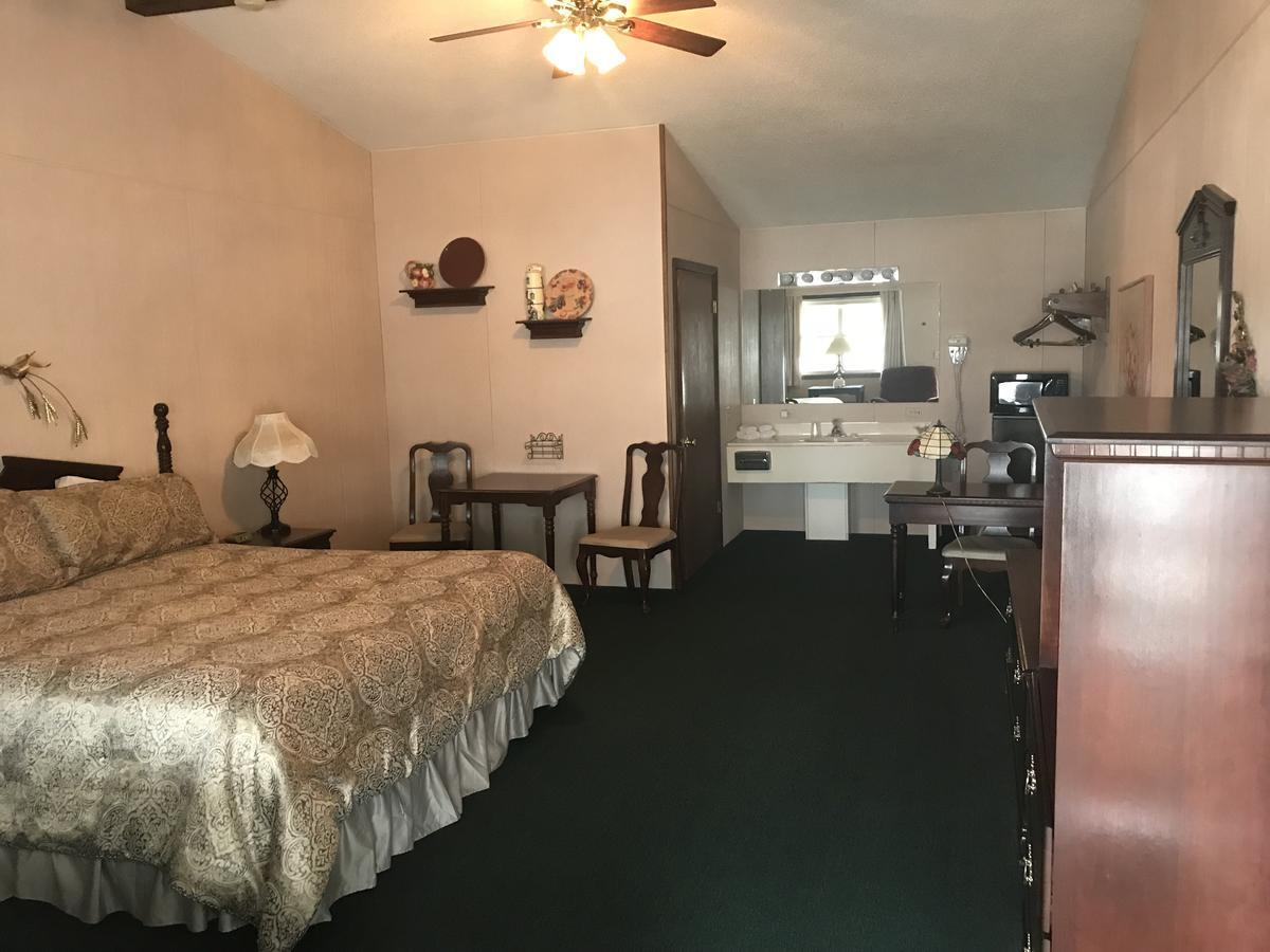 Longhouse Lodge Motel Watkins Glen Bagian luar foto